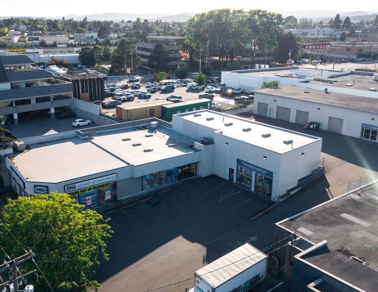 More Photos Of 736 Cloverdale Av, Victoria General Retail For Lease