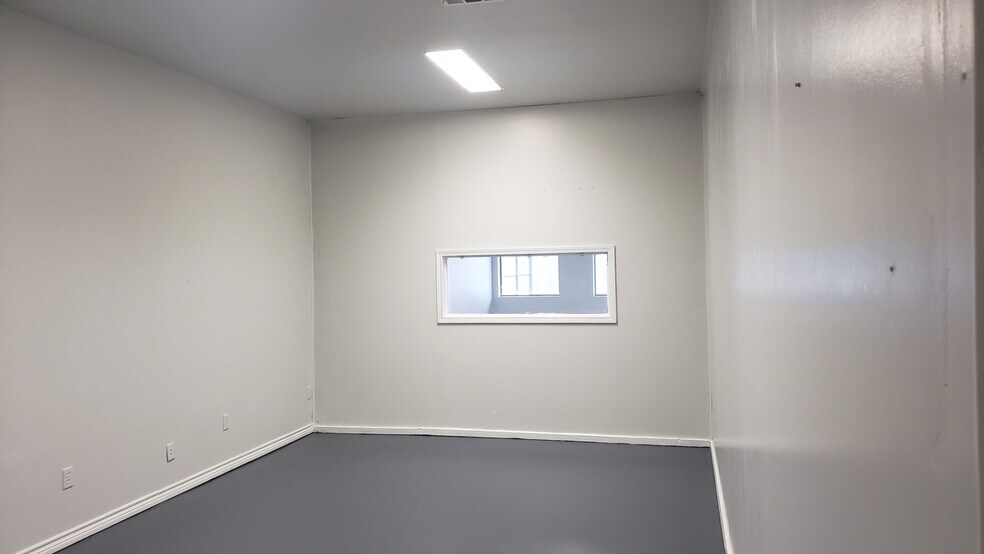 More Photos Of 6725 E US Highway 80, Longview Storefront Retail Office For Lease