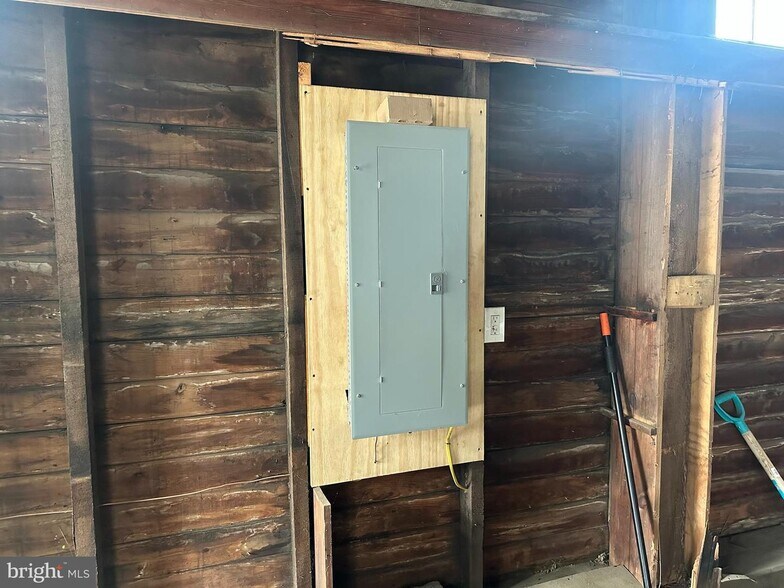 More Photos Of 9 Republic Aly, New Freedom Light Manufacturing For Sale