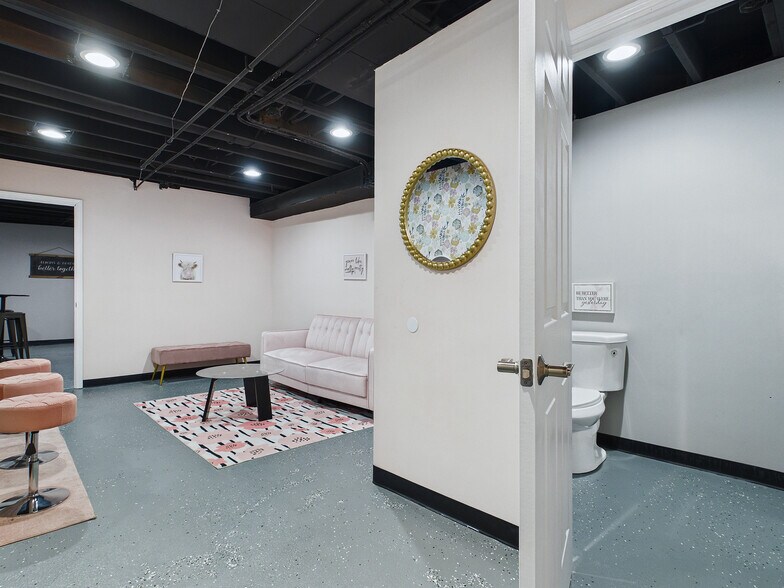 More Photos Of 407 Jacob St, Saint Jacob Specialty For Sale