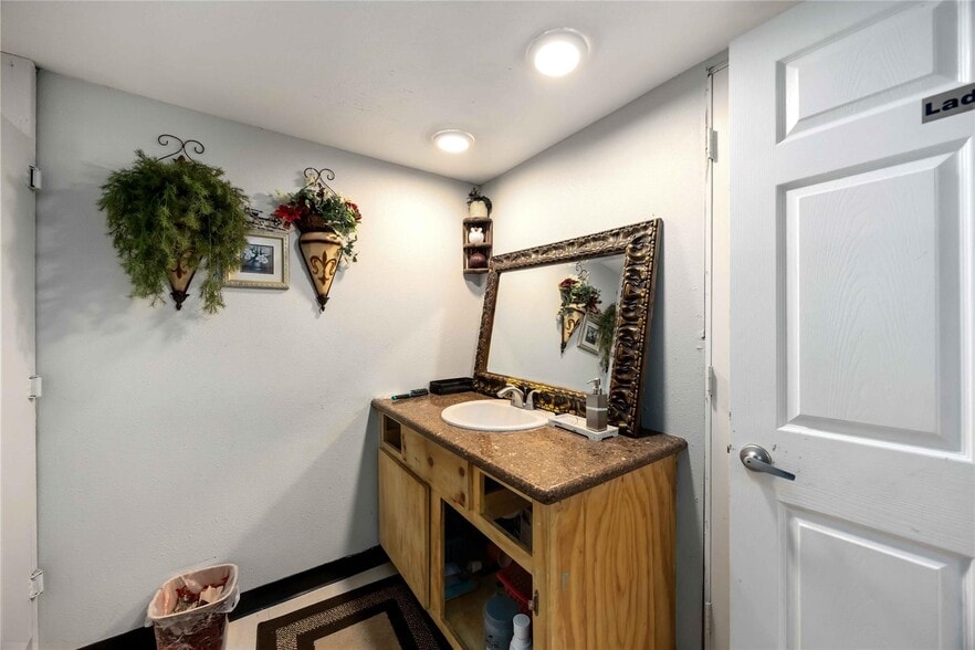 More Photos Of 5208 Noble St, Houston Specialty For Sale