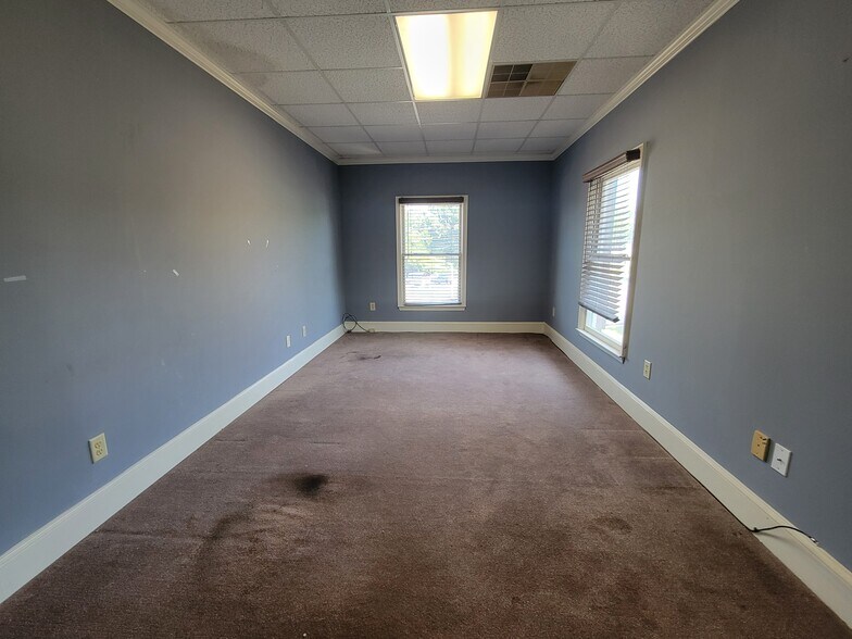 More Photos Of 115 Sycamore Dr, Athens Office For Sale