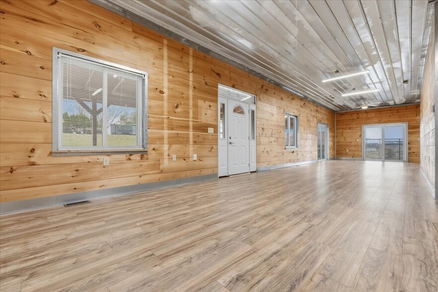 More Photos Of 1515 Washington Blvd, Belpre Manufacturing For Sale