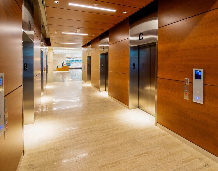 More Photos Of 300 Throckmorton St, Fort Worth Office For Sale