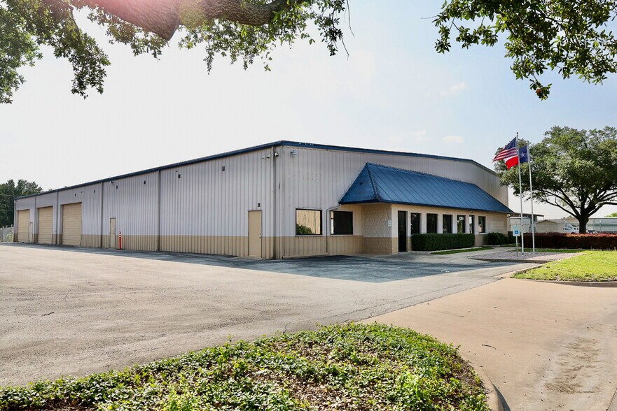 More Photos Of 1304 W Industrial Blvd, Round Rock Light Distribution For Lease