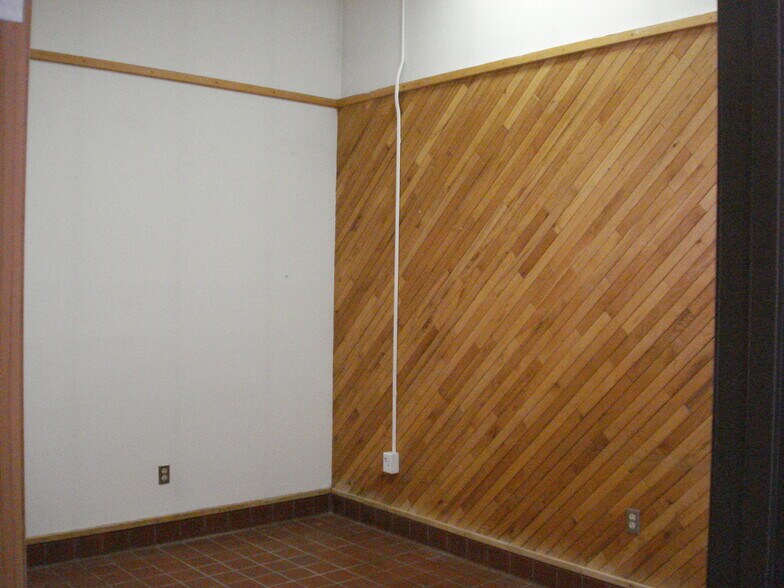 More Photos Of 3700 Woodland Dr, Anchorage Flex For Sale