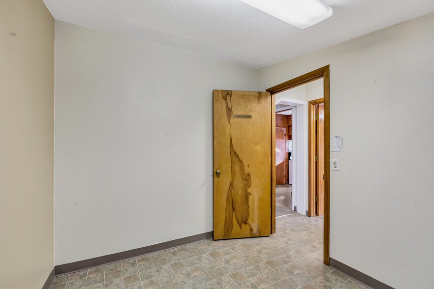 More Photos Of 122 Engle Ave, Molalla Office Residential For Sale