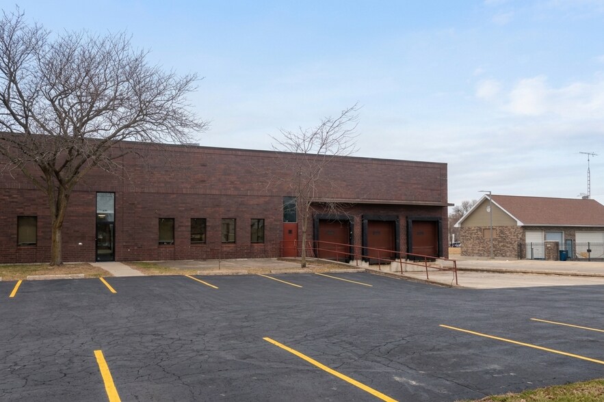 More Photos Of 436 E Locust St, Dekalb Manufacturing For Lease