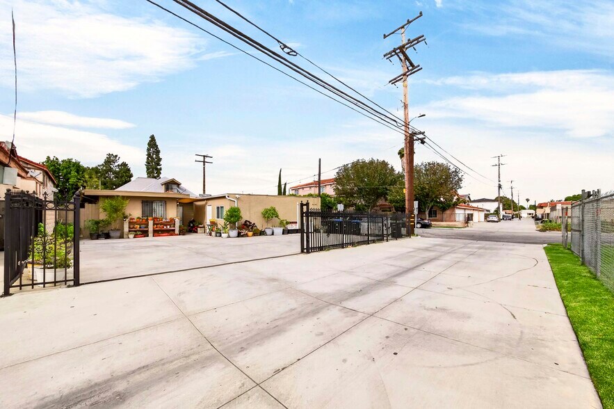 More Photos Of 13809 Funston Ave, Norwalk Flex For Sale
