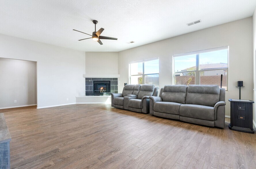 More Photos Of 200 Aldaba Cir NE, Rio Rancho Flex For Sale
