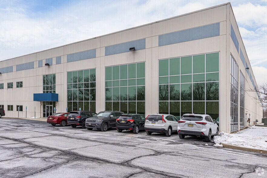 More Photos Of 600 Apgar Dr, Somerset Warehouse For Lease