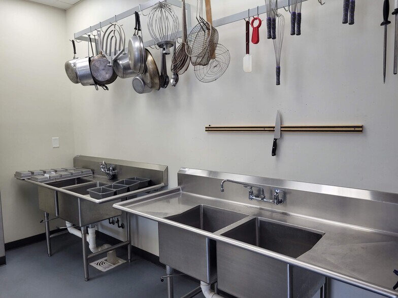 More Photos Of 725 Meeting St, West Columbia Freestanding For Sale