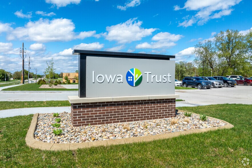 More Photos Of 15591 Hickman Rd, Clive Bank For Sale