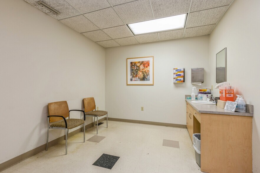 More Photos Of 303 University Ave, Des Moines Medical For Sale