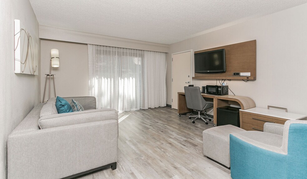 More Photos Of 1917 Coliseum Dr, Hampton Hotel For Sale