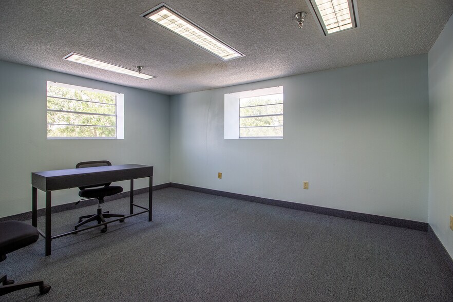 More Photos Of 310 Cypress Rd, Ocala Manufacturing For Sale