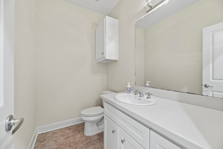 More Photos Of 10400 Main St, Houston Showroom For Lease