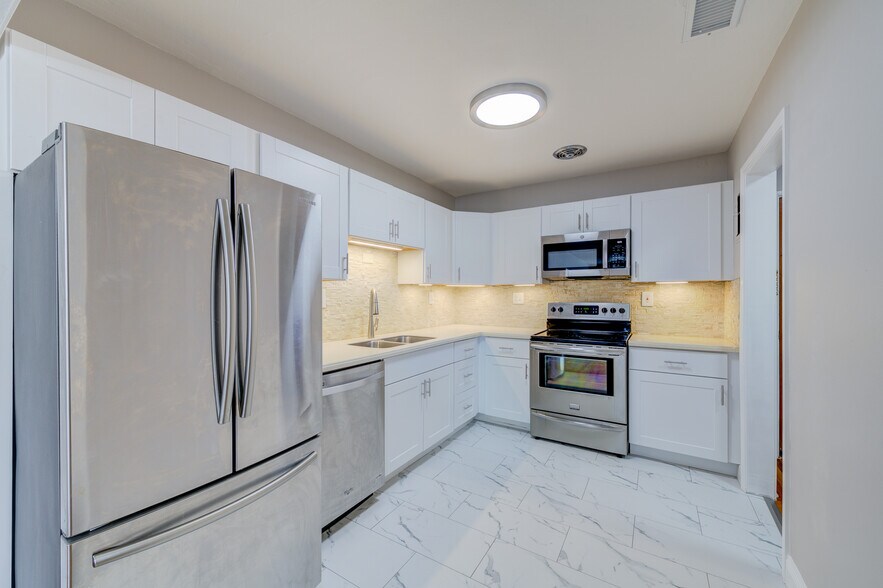 More Photos Of 8166 Whitburn Dr, Clayton Apartments For Sale