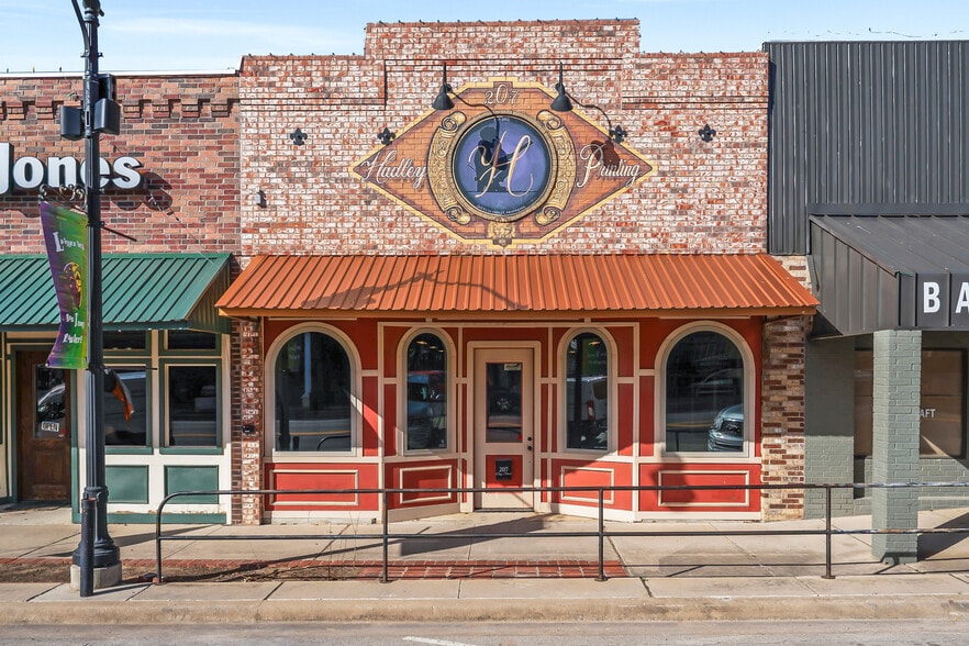 Primary Photo Of 207 Clay St, Nocona Storefront For Lease