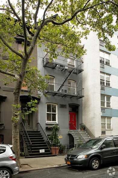 Primary Photo Of 206 E 30th St, New York Storefront Retail Residential For Lease