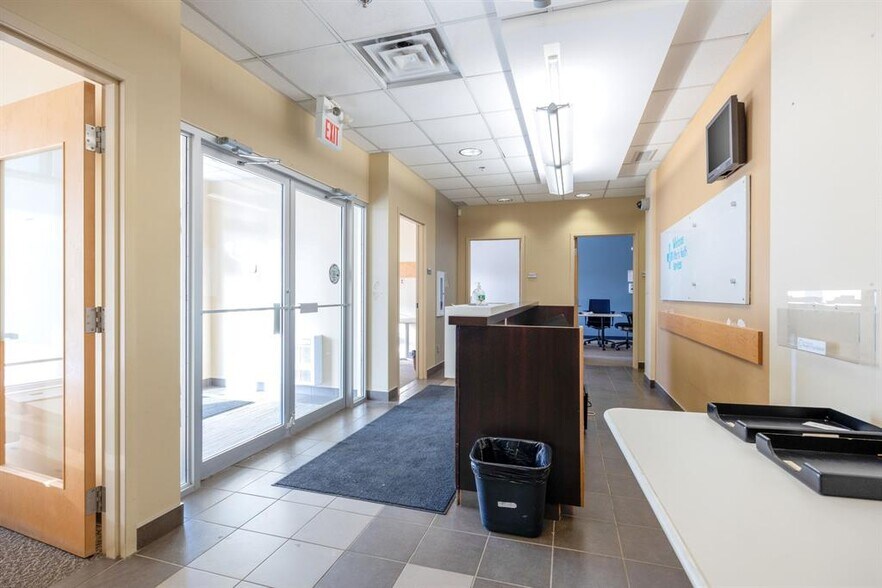 More Photos Of 10217 Queen St, Fort McMurray Office For Sale