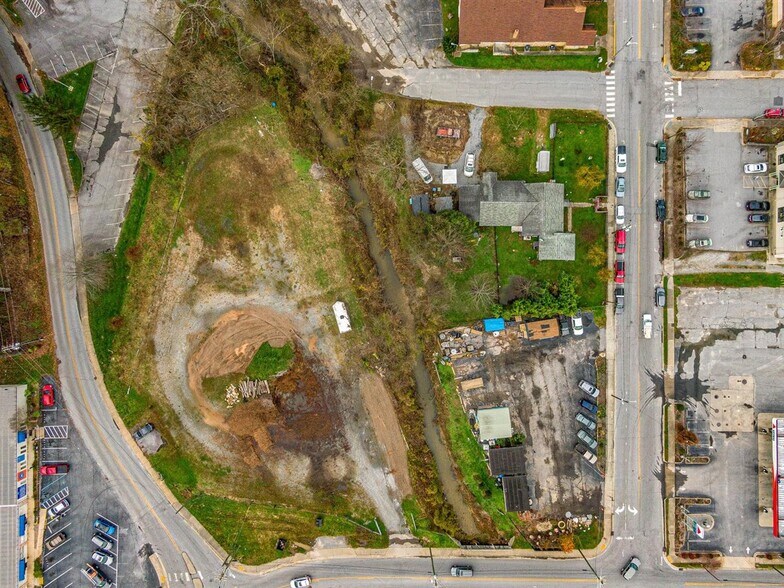 More Photos Of 307-321 S Washington St, Hendersonville Land For Lease