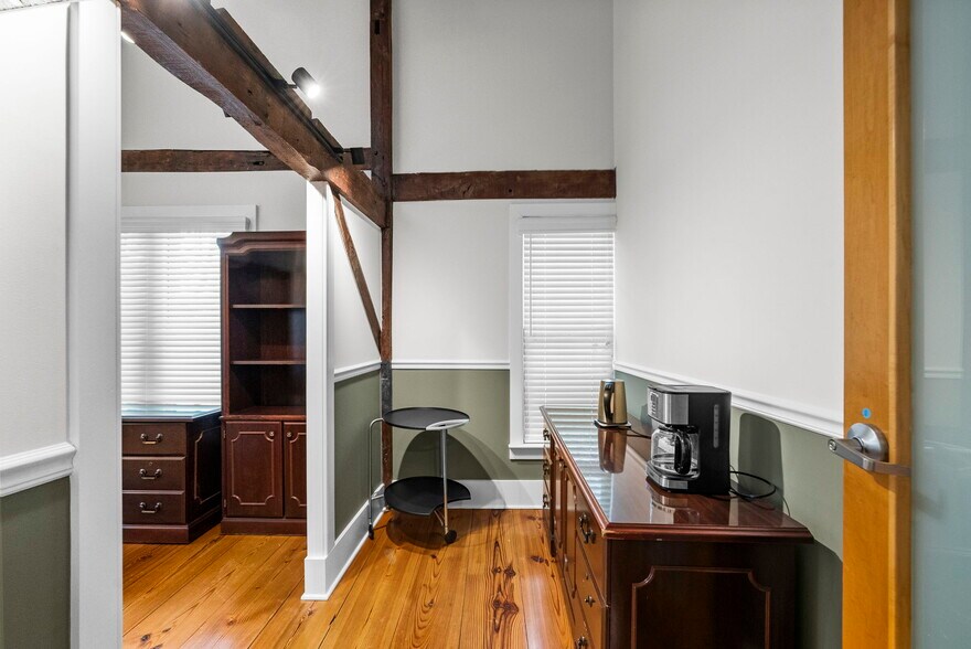 More Photos Of 3 Mapleton Rd, Princeton Office For Sale