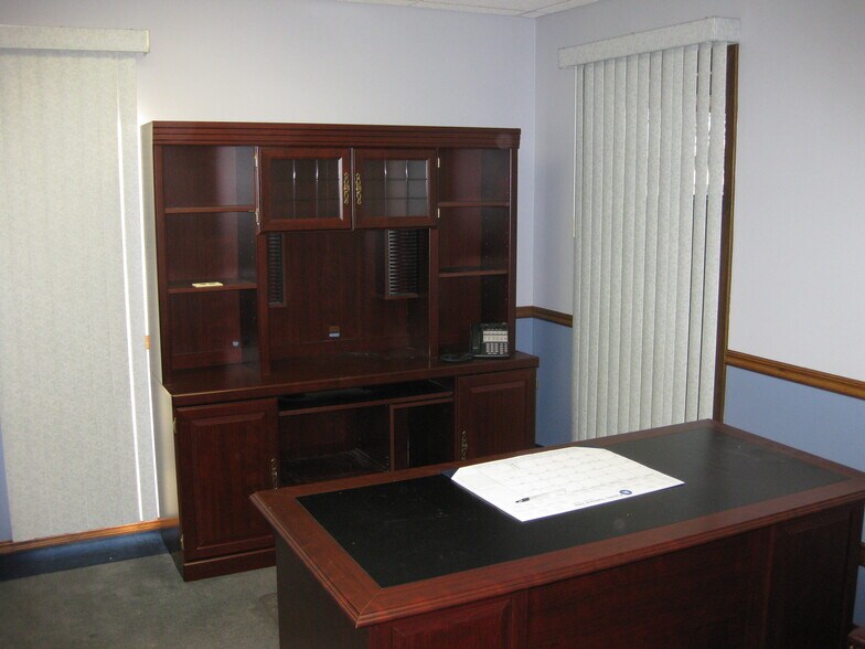 More Photos Of 85 Market St, Elgin Office For Sale
