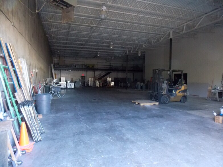More Photos Of 6120 Aldwick Dr, Garland Warehouse For Lease