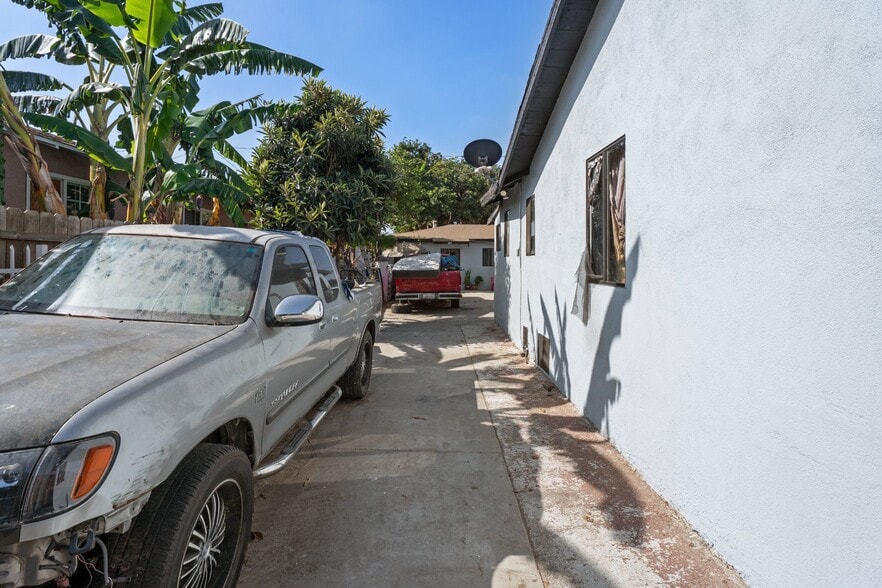 More Photos Of 1526 E 77th Pl, Los Angeles Multifamily For Sale