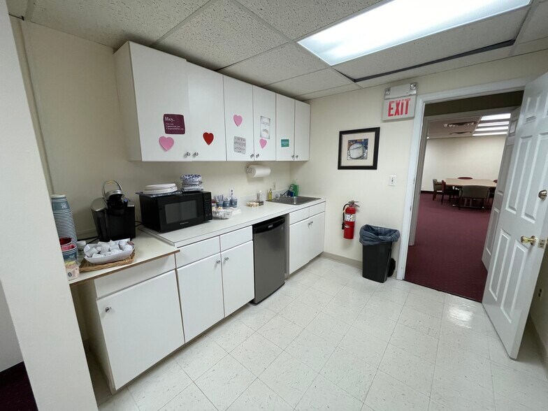 More Photos Of 256 Columbia Tpke, Florham Park Medical For Lease