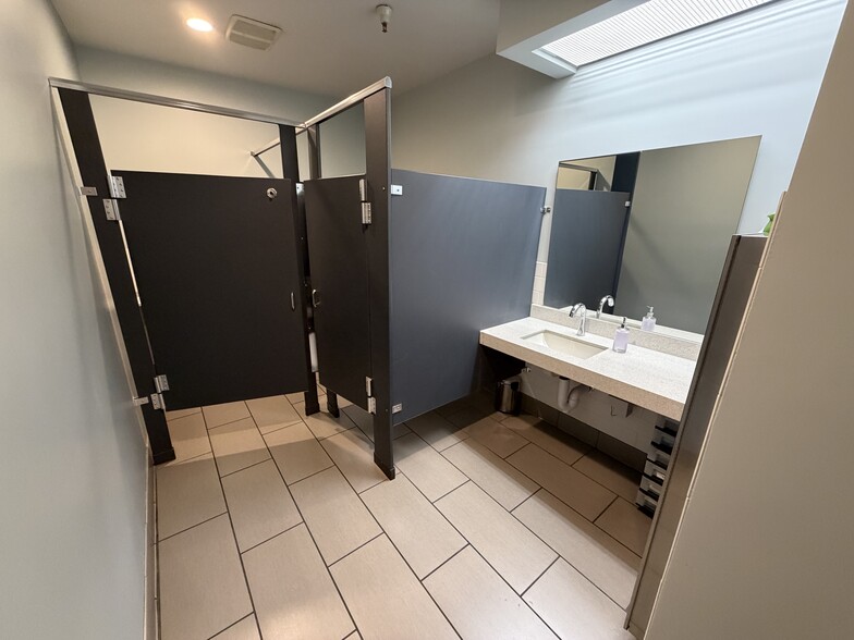 More Photos Of 1570 Oakland Rd, San Jose Research And Development For Sale