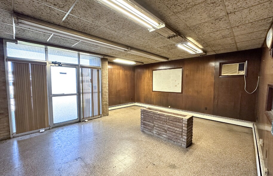 More Photos Of 202 2nd St NE, Roanoke Light Manufacturing For Lease
