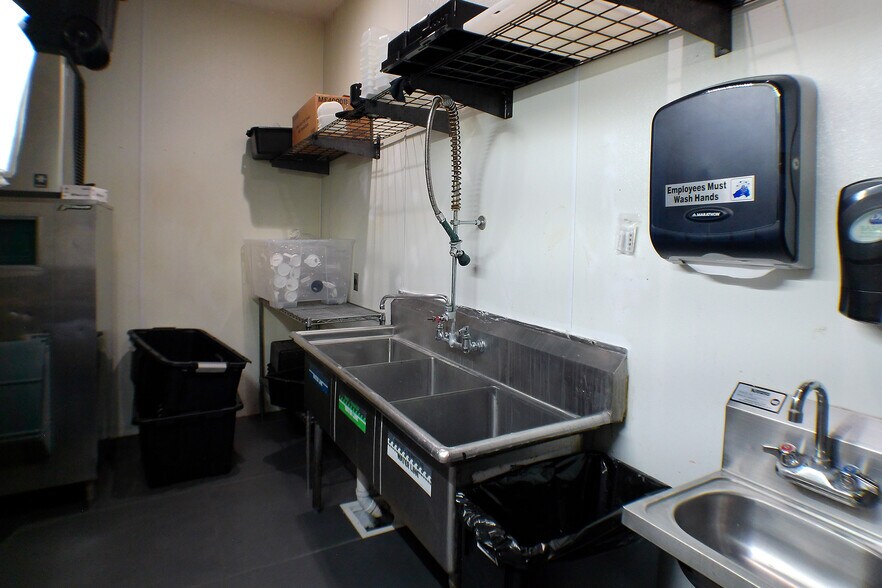 More Photos Of 5002 Washington Ave, Houston Bar For Lease