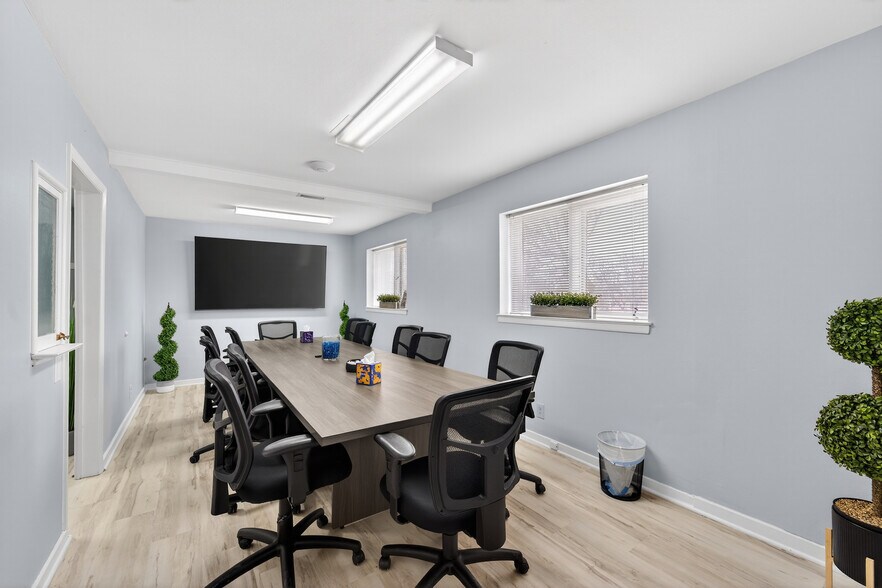 More Photos Of 2001 Capitol dr, Milwaukee Office For Sale