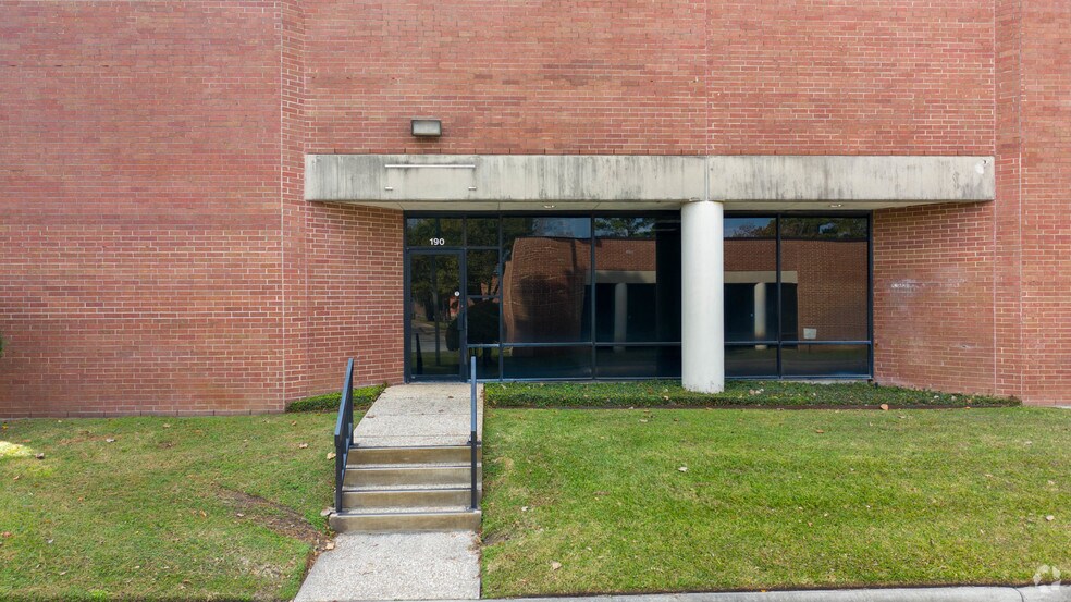 More Photos Of 15621 Blue Ash Dr, Houston Light Distribution For Lease