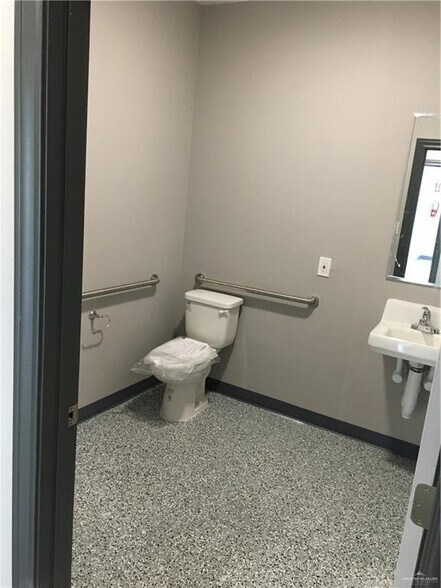 More Photos Of 1808 Sharm Dr, Pharr Distribution For Lease