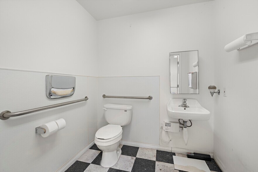 More Photos Of 227 Pawnee St, San Marcos Warehouse For Lease