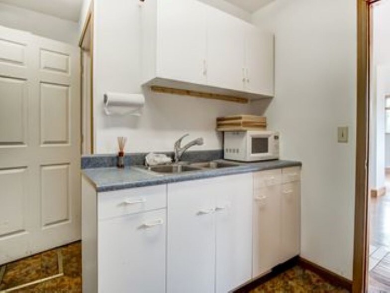 More Photos Of 1041 Shawnee Rd, Lima Freestanding For Lease