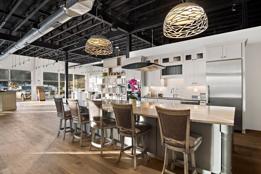 More Photos Of 47 Newbury St, Peabody Freestanding For Lease