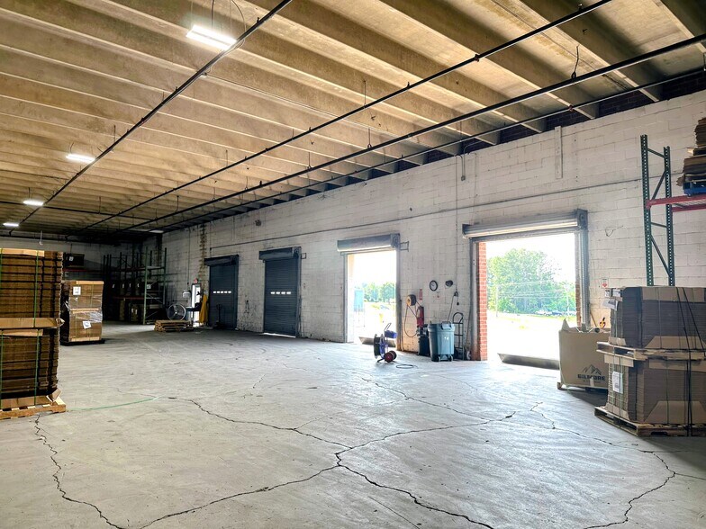 More Photos Of 1102 Old Stage Rd, Simpsonville Warehouse For Lease
