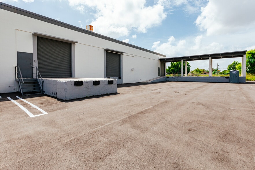 More Photos Of 1300-1350 NW 74th St, Miami Warehouse For Lease