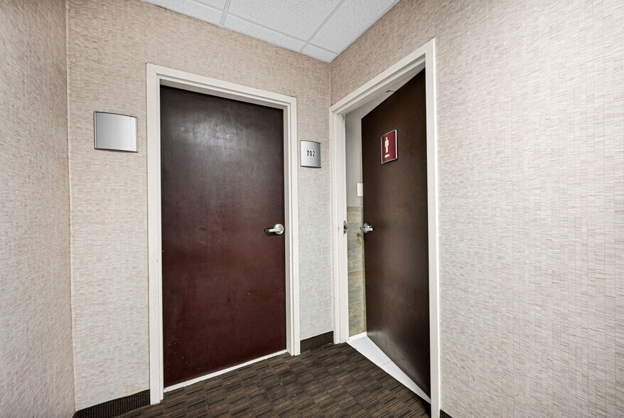 More Photos Of 12550 Biscayne Blvd, North Miami Medical For Sale