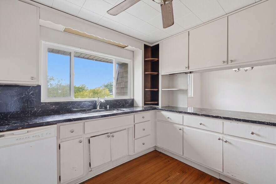 More Photos Of 23589-23593 Van Born Rd, Taylor Freestanding For Sale