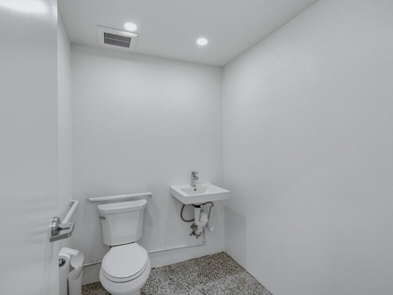 More Photos Of 921 Windward Dr, Marco Island Warehouse For Sale
