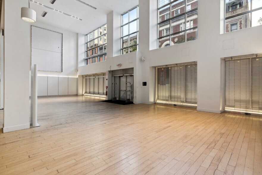 More Photos Of 1510 Walnut St, Philadelphia Storefront For Lease