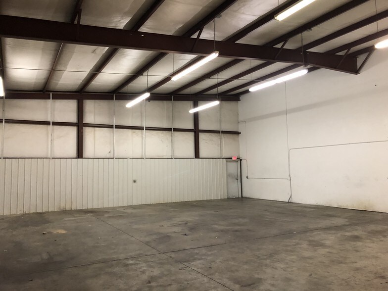 More Photos Of 2530-2536 S Leonine St, Wichita Warehouse For Lease