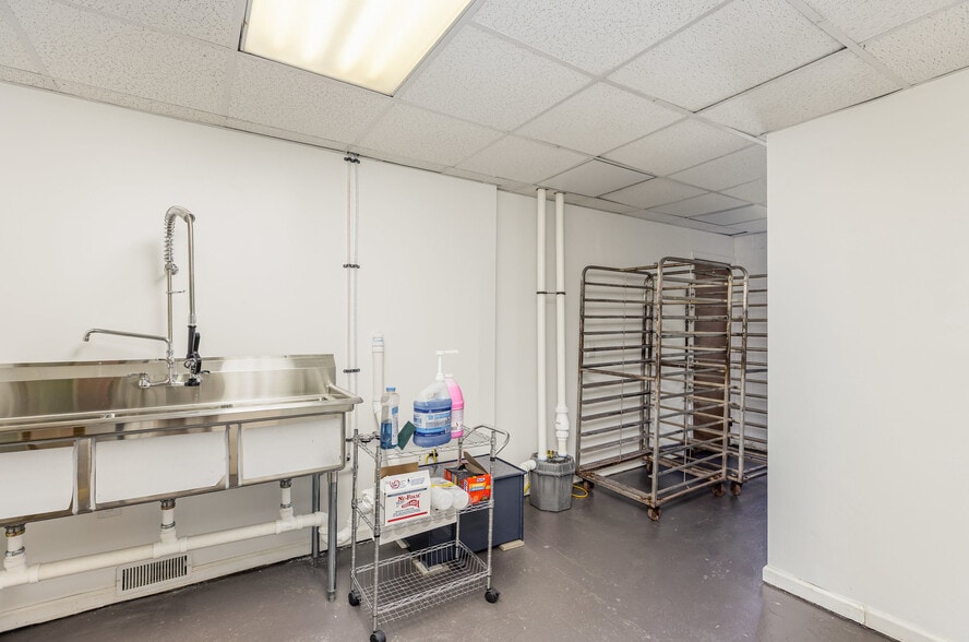 More Photos Of 32 Main St, Scottsville Storefront For Sale