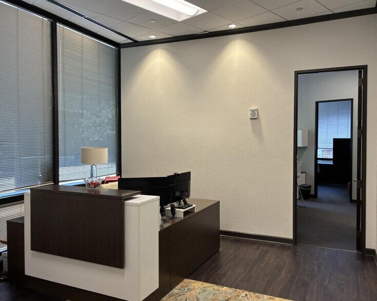 Primary Photo Of 2 Ravinia Dr, Atlanta Office For Lease