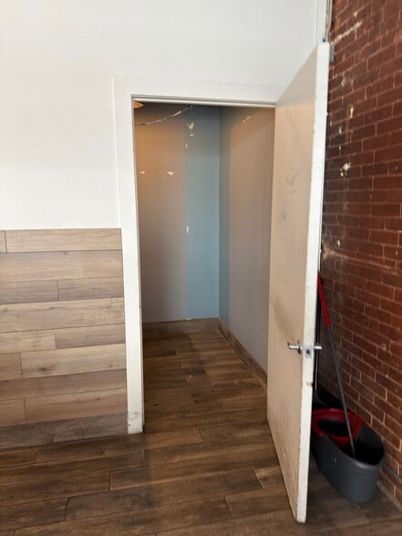 More Photos Of 86 Greenpoint Ave, Brooklyn Convenience Store For Lease